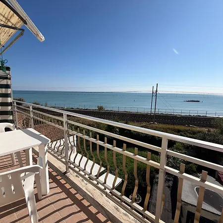 アパート Vento Di Mare- Parcheggio Privato E Vista Mare チヴィタノーヴァ・マルケ